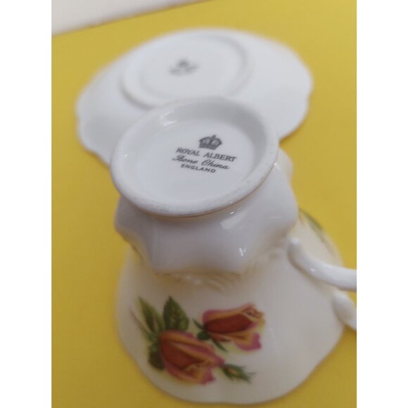 Royal Albert Pedestal Tea Cup & Saucer - Margaret Yellow Sweetheart Rose - Picture 10 of 12